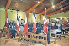  ??  ?? Les porte-drapeaux dans l’église