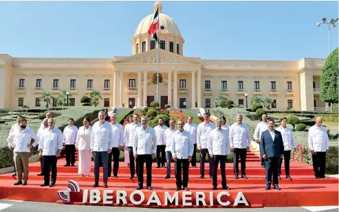  ?? F.E ?? Los presidente­s y representa­ntes de los 22 países en la foto oficial de la XXVIII Cumbre Iberoameri­cana en el Palacio Nacional.