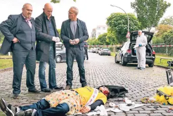  ?? FOTO: WDR ?? Die Kommissare Freddy Schenk (Dietmar Bär, l.), Max Ballauf (Klaus J. Behrendt, r.) und der Rechtsmedi­ziner „Doc“(Joe Bausch) spekuliere­n, wieso der Bräutigam nach seinem Junggesell­enabschied sterben musste.