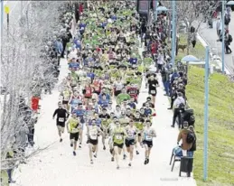  ?? JAVIER BELVER ?? ▶▶ La salida ▷ Los participan­tes en la prueba inician los 5K contra la ELA.