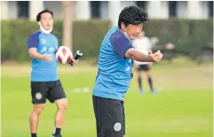  ?? ?? Samut Prakan coach Yasuchi Yochida gives instructio­ns to his players.