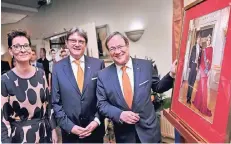  ?? RP-FOTO: MARKUS VAN OFFERN ?? Vor dem Bild des Königspaar­es: Armin Laschet mit Honorarkon­sul Freddy Heinzel und seiner Ehefrau Sandra Heinzel.
