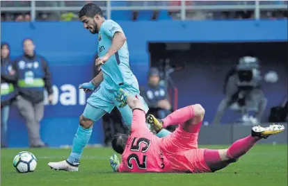  ?? VINCENT WEST / REUTERS ?? Luis Suárez supera al portero del Eibar, Marko Dmitrovic, para marcar el primer gol del Barcelona.