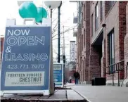  ?? STAFF PHOTOS BY TIM BARBER ?? The leasing signs at 1400 Chestnut are on the sidewalk in front of the new apartment complex.