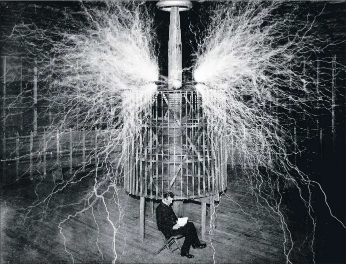 ?? STEFANO BIANCHETTI / GETTY ?? Nikola Tesla el 1899 al seu laboratori de Colorado Springs