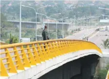  ?? EFE ?? Bloqueo. Miembros de la Guardia Nacional Bolivarian­a bloquean el paso ayer miércoles en el puente Tienditas, sector Boconó, en Cúcuta.