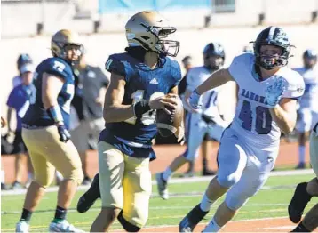  ?? THOM VOLLENWEID­ER ?? Mater Dei QB Dominic Nankil has completed 172 of 289 for 3,212 yards with 39 TDs and just four intercepti­ons.