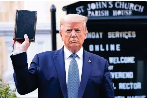  ?? FOTO: PATRICK SEMANSKY/DPA ?? US-Präsident Donald Trump hält im Juni 2020 vor der St. John‘s Episcopal Church eine Bibel hoch.