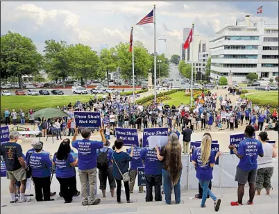  ?? Arkansas Democrat-Gazette/STEPHEN B. THORNTON ?? A crowd of several hundred people gathers Friday at the state Capitol to rally against the death penalty and the planned executions of Arkansas death-row inmates.