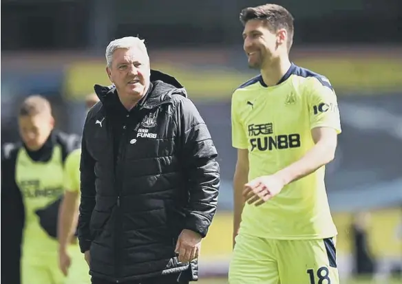  ??  ?? Steve Bruce and Federico Fernandez after the final whistle.