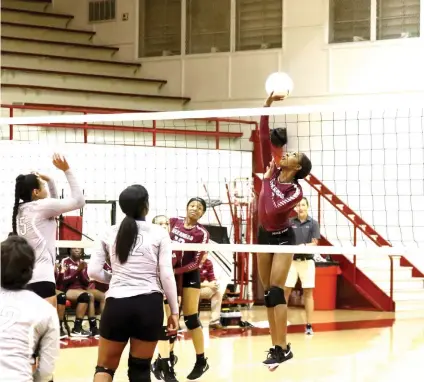  ?? Staff photo by Hunt Mercier ?? ■ Lady Backs’ Jayda Griffin hits the ball back to the J.A. Fair Lady War Eagles on Tuesday at Arkansas High School.