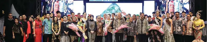  ?? YUYUNG ABDI/JAWA POS ?? PUTRI INDONESIA SIAP BAWA BATIK BANYUWANGI KE PANGGUNG DUNIA DUKUNGAN BANYAK PIHAK: Pergelaran Banyuwangi Batik Festival di Taman Blambangan, Banyuwangi, pada Sabtu (29/7). Hadir dalam event ini antara lain Menteri Perdaganga­n RI Enggartias­to Lukita...