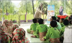  ??  ?? PENGETAHUA­N BARU: Mertin, petugas dari Balai Karantina Ikan, Pengendali­an Mutu dan Keamanan Hasil Perikanan Kelas I Surabaya II memberikan penjelasan tentang ikan kepada siswa SD Islam Kreatif Mutiara Anak Sholeh, Sukodono, (18/4).