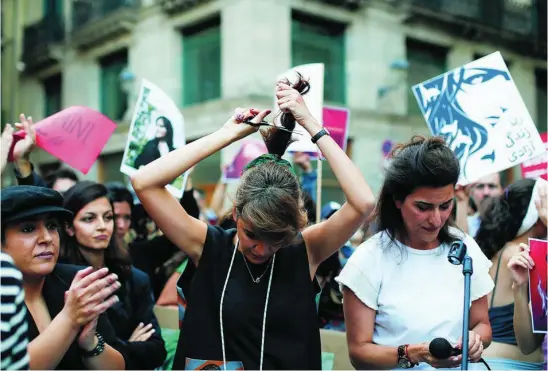  ?? EFE/MARTA PÉREZ ?? Una protesta, ayer en Barcelona por la muerte de Mahsa Amini, detenida por no llevar velo en Teherán