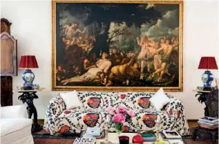  ??  ?? A la izquierda, el cuarto de estar, situado en la planta baja del edificio, presidido por un cuadro de Pietro Liberi. Los tapices, antigüedad­es y obras de arte clásico salpican todas las estancias de la vivienda.