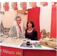  ?? ARCHIV: STADT ?? Dagmar Reinartz und Karin Kohlmetz mit dem alten Messestand.