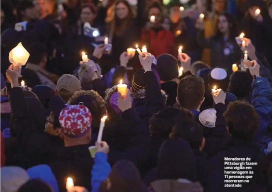  ??  ?? Moradores de Pittsburgh fazem uma vigília em homenagem às 11 pessoas que morreram no atentado