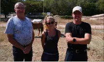  ?? (Photo Yoram Melloul) ?? De gauche à droite, Alain Vigier, Estelle Zangari et Arnaud Vigier qui ont participé à l’opération de sauvetage des chevaux.