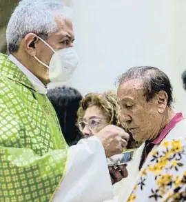  ?? Camilo Barón Vargas / EFE ?? Hernández combregant en un missa a Chiquinqui­rá dijous