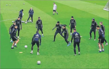  ?? AFP ?? Real Madrid's players during a training session in Madrid, a day before their El Clasico against Barcelona at Camp Nou.