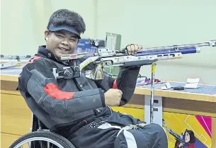  ??  ?? Shooter Wiraphon Mansing poses after winning gold in the men’s 10m air rifle.