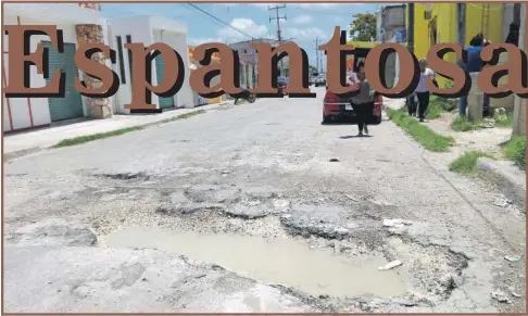  ??  ?? Los residentes de la calle 9 de la colonia Esperanza considerar­on inaudito el estado actual de la vía