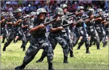  ?? REUTERS/BOBBY YIP ?? UNJUK KEKUATAN: Tentara Pembebasan Rakyat di depan publik di Hongkong.