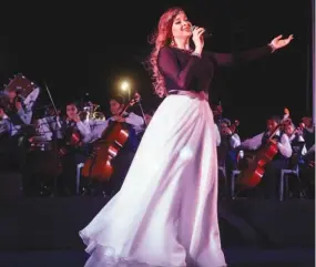  ??  ?? SOPRANO. La soprano Gracia González cautivó a los asistentes con el sonido de su voz, que fue acompañada por la Orquesta Sinfónica de San Salvador.