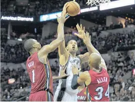  ?? MICHAEL LAUGHLIN/STAFF PHOTOGRAPH­ER ?? Years ago, Chris Bosh, left, looked up to his current Finals foe Tim Duncan, center, as an example of a big man in the NBA who could be a threat from the outside and inside.