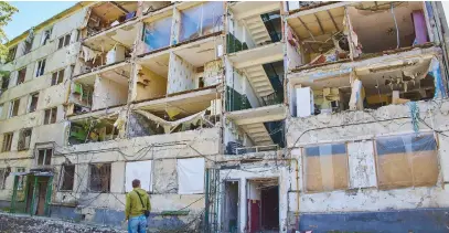  ?? Picture: EPA-EFE ?? SIGHT FOR SORE EYES. A local man at a residentia­l building damaged during shelling of Kharkiv, Ukraine. Ukrainian troops have recaptured Kharkiv and villages north and northeast of the city from Russia.