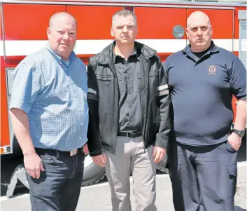  ?? PHOTO COLLABORAT­ION SPÉCIALE DAVE PARENT ?? Stéphane Chartrand, président du syndicat des pompiers de Sainte-Thérèse, Sylvain Gravel, président du syndicat des pompiers de Blainville, et Marc Lizotte, représenta­nt du comité santé et sécurité au travail des pompiers de Blainville, ont posé hier...