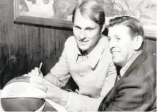  ?? United Press Internatio­nal 1970 ?? Rick Barry sits with New York Nets head coach Lou Carnesecca after Barry was traded to the ABA team in 1970.