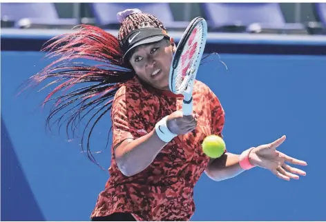  ?? FOTO: KIICHIRO SATO/AP ?? Zurück im Rampenlich­t: Naomi Osaka trainiert vor Olympia im Ariake Tennis Center in Tokio.
