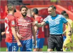  ?? ANTONIO L. JUÁREZ / PHOTOGRAPH­ERSSPORTS ?? Cuadra Fernández señala uno de los penaltis en contra del Granada.