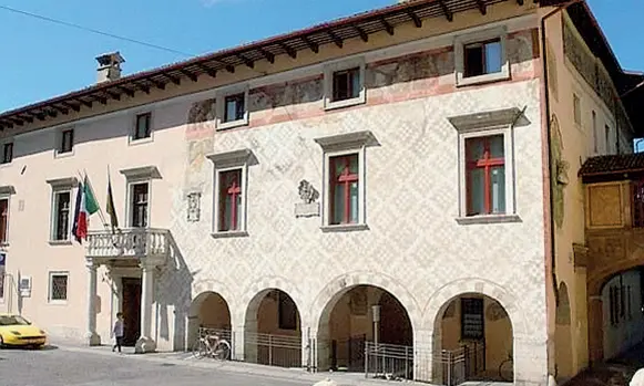  ??  ?? Ambìto Palazzo Pretorio, in piazza Podestà, a Rovereto è la sede del municipio. A maggio si terranno le nuove elezioni