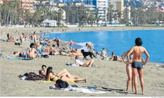  ?? JAVIER ALBIÑANA ?? Las temperatur­as rozaron ayer máximos históricos y la estampa en las playas fue más propia de la primavera que de enero.