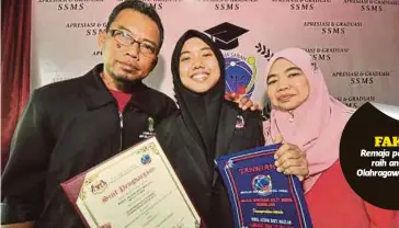  ?? FOTO: MOHD ADAM ARININ ?? NURUL Azurin meraikan kejayaan bersama ibu bapa pada Majlis Graduasi dan Apresiasi Atlet Murid Cemerlang Sekolah Sukan Malaysia Sabah.