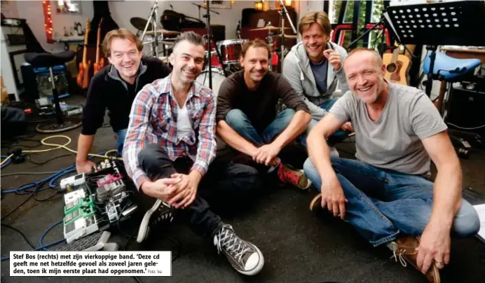  ?? Foto: lva ?? Stef Bos (rechts) met zijn vierkoppig­e band. ‘Deze cd geeft me net hetzelfde gevoel als zoveel jaren geleden, toen ik mijn eerste plaat had opgenomen.’