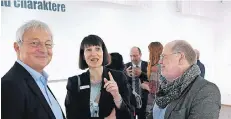  ?? RP-FOTO: OLAF STASCHIK ?? Museumslei­ter Wolfgang Antweiler, Bürgermeis­terin Birgit Alkenings und Fotografie-Dozent Michael Ebert (von links) im Gespräch