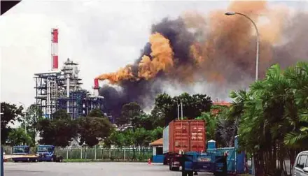  ?? READER
PIC COURTESY OF ?? The chemical plant in Pasir Gudang, Johor Baru, had a fire earlier last month.