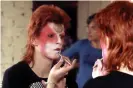  ?? Photograph: R Bamber/Rex ?? David Bowie applies makeup during his Ziggy Stardust incarnatio­n.