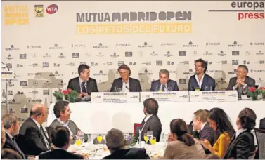  ??  ?? EN LA MESA. Gaspar Díez, Gerard Tsobanian, Manolo Santana, Feliciano López y Asís Martín de Cabiedes.