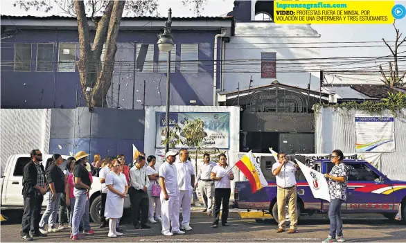  ??  ?? Protesta. Varios sindicatos exigieron ayer la renuncia de la titular del Ministerio de Salud, Violeta Menjívar.