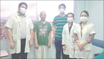  ??  ?? El doctor Cristóbal Frutos, coordinado­r del programa de trasplante­s de médula ósea del IPS junto a David Rojas, el primer paciente trasplanta­do haploidént­ico del país.