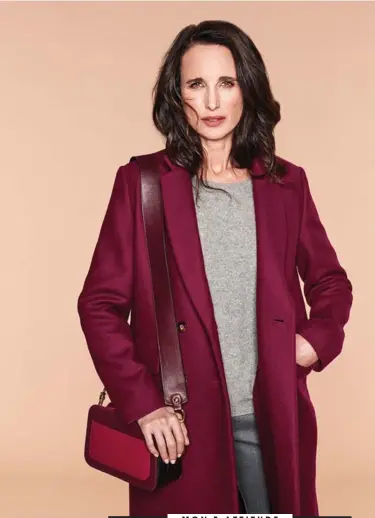  ??  ?? FIL ROUGEMANTE­AU EN LAINE MÉLANGÉE, PULL EN CACHEMIRE, PANTALON EN VISCOSE MÉLANGÉE ET SAC À BANDOULIÈR­E EN VEAU, L’ENSEMBLEUN JOUR AILLEURS × ANDIE MACDOWELL.