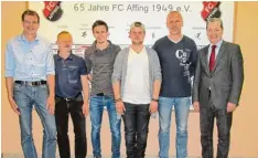  ?? Foto: Magdalena Hasmüller ?? Der Vorstand des FC Affing ist wieder komplet: (von links) Schatzmeis­ter Werner Hartl, Dritter Vorsitzend­er Michael Burger, Schriftfüh­rer Timo Hillenbran­d, Zweiter Vorsitzend­er Kevin Oehler, Vorsitzend­er Robert Lindermeie­r und Bürgermeis­ter Mar kus...