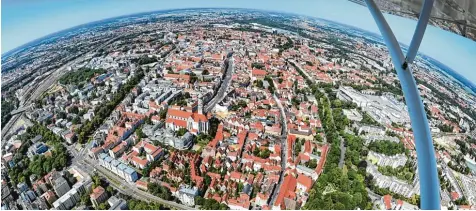  ?? Foto: Ulrich Wagner ?? Die Augsburger City ist dicht besiedelt, die Luftqualit­ät lässt durch den Verkehr zu wünschen übrig. Viele Menschen wünschen sich eine neue Garage.