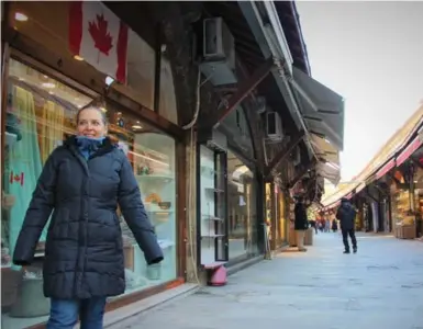  ?? STEPHEN STARR FOR THE TORONTO STAR ?? Jennifer Gaudet with her store, just a few hundred metres from the site of a deadly suicide bombing, in Istanbul’s Arasta Bazaar.