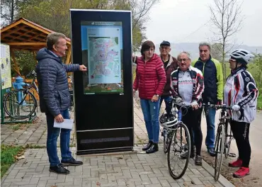  ?? ARCHIV-FOTO: BERND RÖDGER ?? Fred Menge (links), hier bei der Inbetriebn­ahme einer digitalen Informatio­nssäule am Radweg bei Stedten, geht mit dem Jahreswech­sel in seine dritte Amtszeit als VG-Vorsitzend­er.