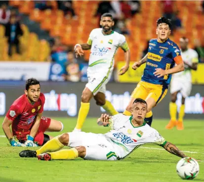  ?? FOTO ?? Al fondo, Germán Ezequiel Cano que sumó otro tanto en el torneo. El Poderoso está cerca de asegurarse en la Copa Libertador­es de 2019, por reclasific­ación.